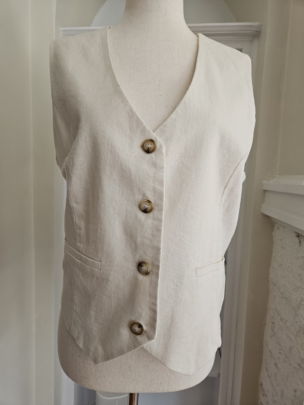 Tahari -L- Cream Linen Blend Button Front Vest - Never Worn